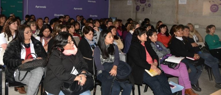 El equipo de salud es capacitado permanentemente a fin de fortalecer la prevención, detección oportuna y continuidad del tratamiento para las personas que viven con el virus.