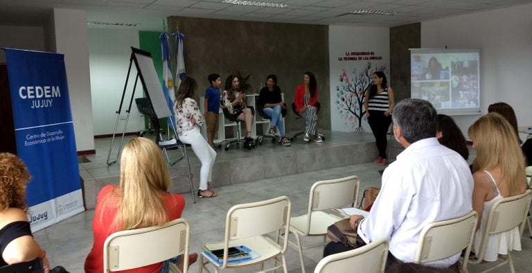 La Jornada Provincial “Mujeres Protagonistas: Experiencias, Obstáculos y Desafíos” convocó a mujeres emprendedoras que compartieron sus experiencias con el auditorio.