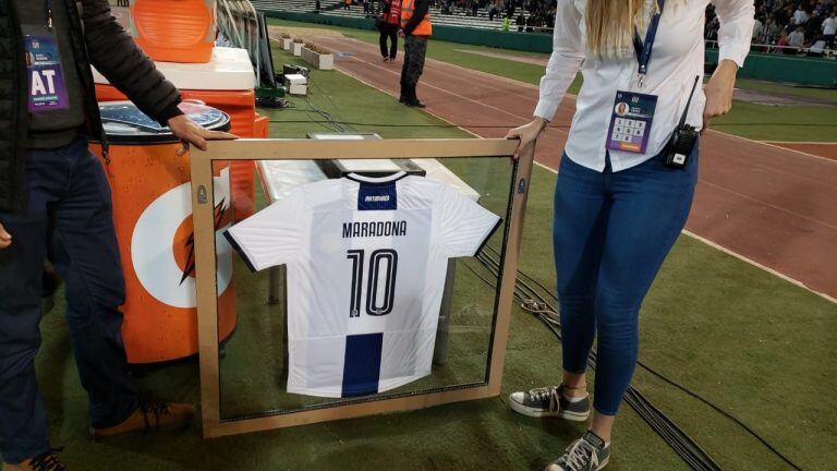 Regalo de Talleres a Maradona.