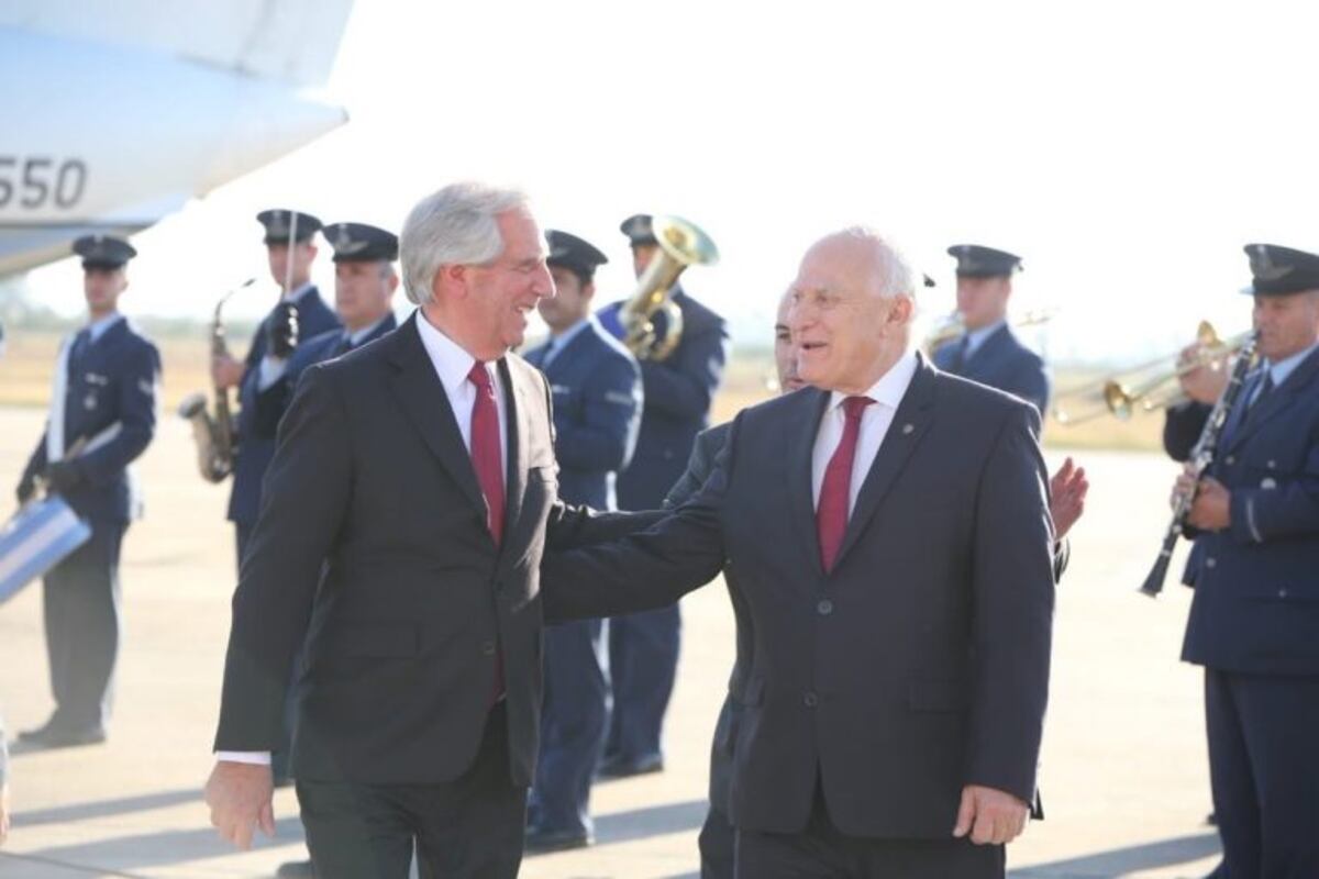 El presidente Tabaré Vázquez arribó a Santa Fe para participar de la Cumbre del Mercosur