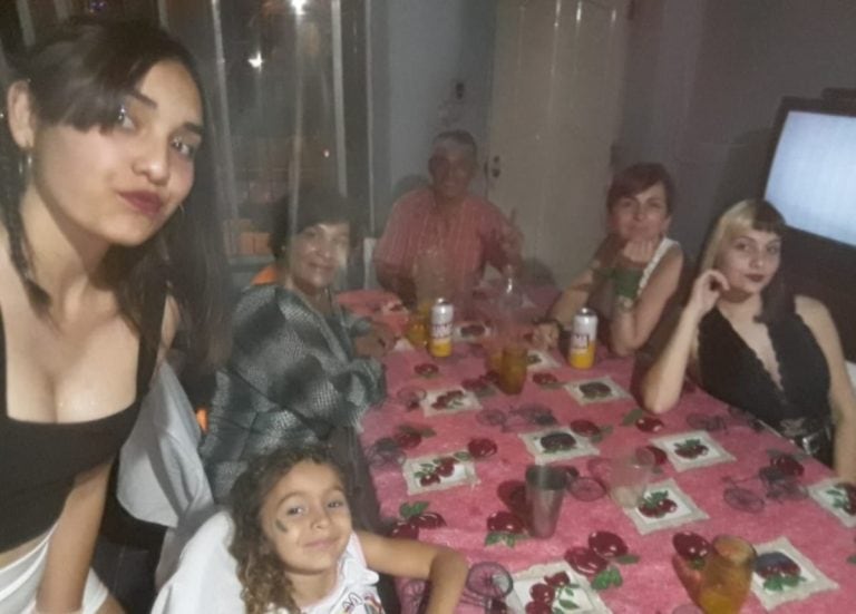 La última foto de las víctimas, celebrando en familia el Año Nuevo