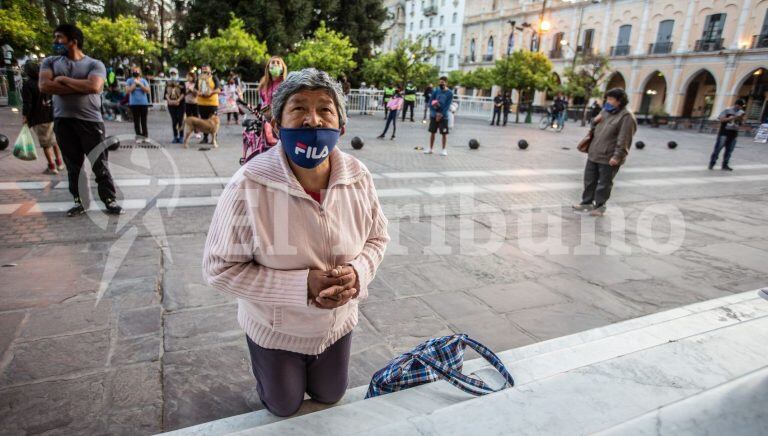 Los salteños se acercaron a orar frente a la Catedral tras un Milagro diferente (El Tribuno)