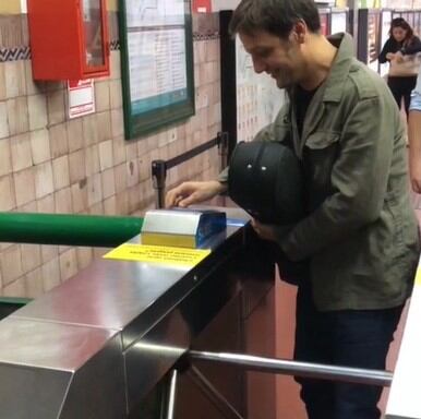 Rodrigo de la Serna y Yotivenco tocaron en el subte (Web)