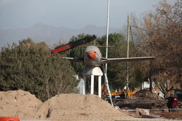 Traslado del avión de la rotonda en Mendoza.