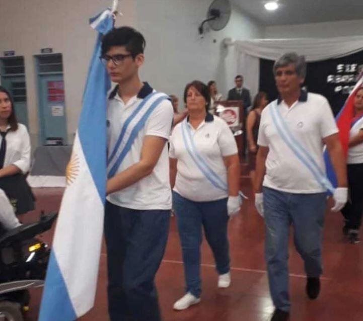 Juan Pablo, Juan Manuel y Pabla, durante el acto de fin de curso (Infobae).