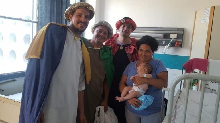 Fue paciente de un Hospital y quedó tan conforme que volvió pero caracterizado de Reyes Magos