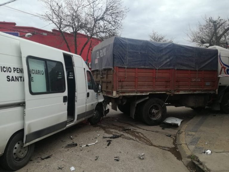 La impactante colisión se produjo poco después del mediodía en la esquina de España y Pellegrini.