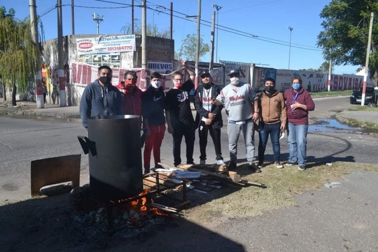 Villa Azalais realizó un locro solidario el pasado 25 de mayo para juntar alimentos no perecederos.