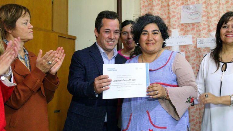 El secretario de Modernización municipal, Lucas Marino Aguirre en la entrega de los Kits escolar