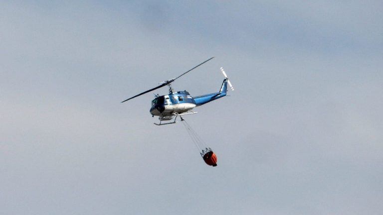 Helicópteros del Servicio del Fuego ayudando a los bomberos.