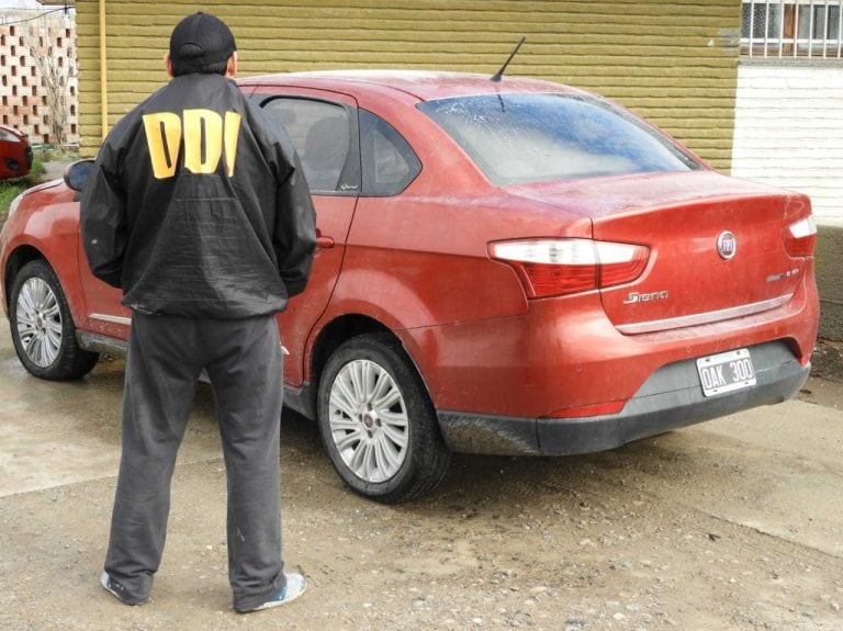 Secuestraron un Fiat Siena de color rojo, en la que se movilizaba el estafador para operar en Pico Truncado