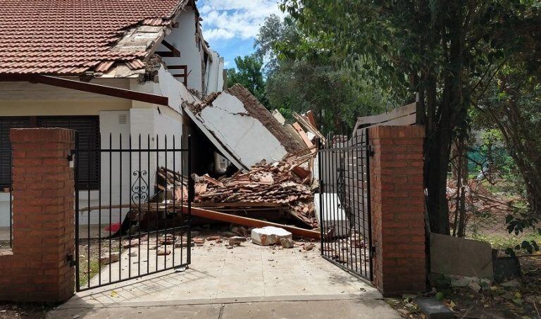 Derrumbe de una casa en la localidad de Funes. (@PedroLevyok)