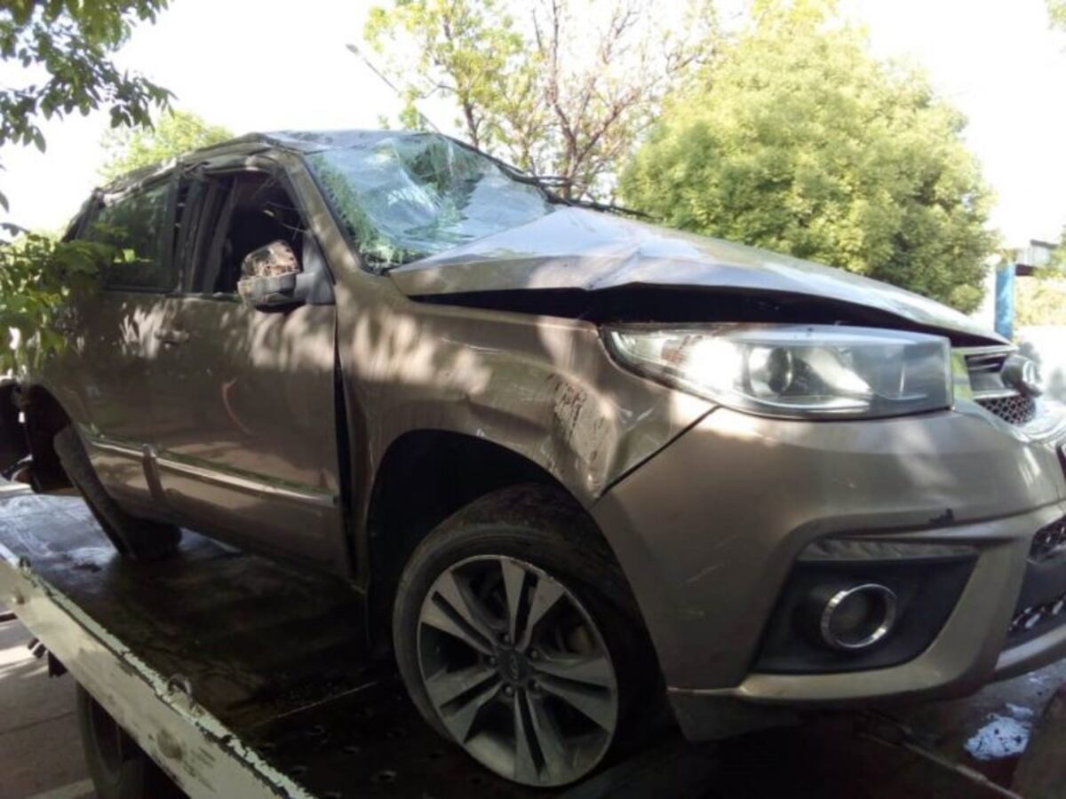 Reventó una cubierta y volcó en la ruta 143