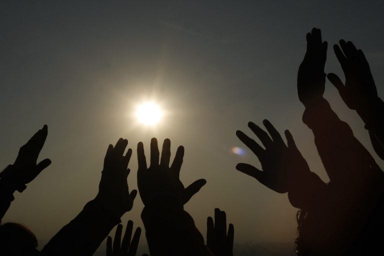 Decenas de personas recargan su energía con los primeros rayos del sol motivados por el equinoccio de primavera. (Foto:EFE/Francisco Guasco)