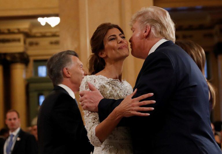 El presidente de Argentina, Donald Trump, y la primera dama de Estados Unidos, Melania Trump, son recibidos por el presidente de Argentina, Mauricio Macri, y su esposa Juliana Awada, al llegar al Teatro Colón para una gala en Buenos Aires (REUTERS).