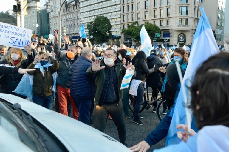 Manifestantes atacaron el camión de exteriores del canal C5N (Fotos: Clarín)