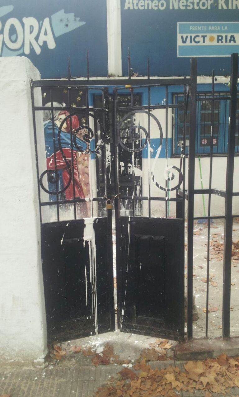 Un local de La Cámpora en Rosario amaneció vandalizado con pintura.