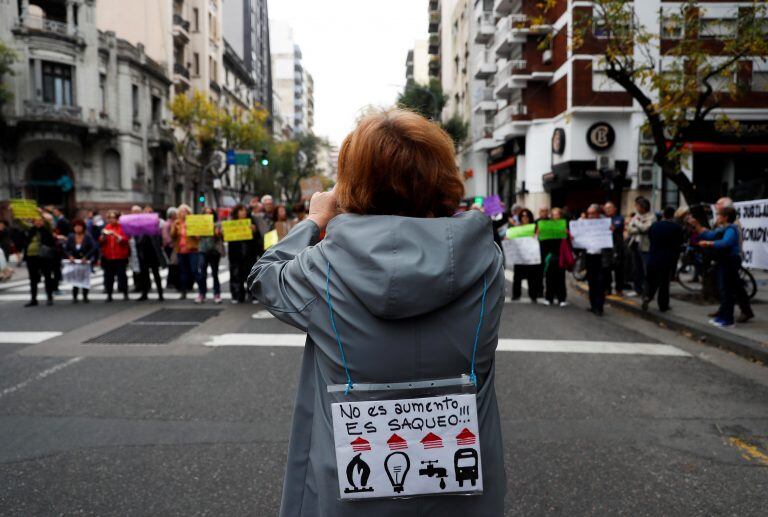 -FOTODELDIA- BAS002. BUENOS AIRES (ARGENTINA), 09/05/2018.- Un grupo de personas se moviliza para reclamar la anulación de los 'tarifazos' en los servicios públicos mientras la Cámara de Diputados debate un proyecto opositor para cancelarlos hoy, miércoles 9 de mayo de 2018, frente al Congreso argentino en Buenos Aires (Argentina). El pleno de la Cámara de Diputados de Argentina comenzó hoy a debatir un proyecto opositor que busca poner freno a los fuertes aumentos en las tarifas de los servicios públicos como la electricidad y el gas impulsados desde hace dos años por el Gobierno de Mauricio Macri. EFE/David Fernández