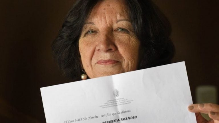 Teresita, orgullosa, junto a su diploma. (Foto: Orlando Pelichotti)