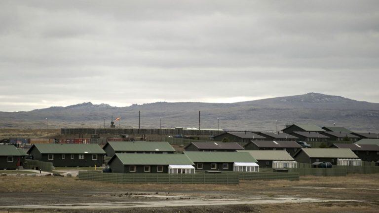 Desde la base militar de Mount Pleasant y durante la crisis de la pandemia de coronavirus, las Malvinas mantienen un puente aéreo con el Reino Unido, que se realiza dos veces por semana, siempre y cuando las condiciones meteorológicas lo permitan. Las muestras para detectar posibles casos de COVID-19 son enviadas a analizar a Gran Bretaña.