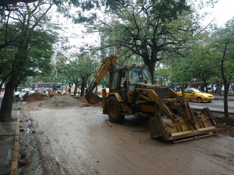 Las obras en la Plaza España continúan, y también los cortes y problemas para los automovilistas.