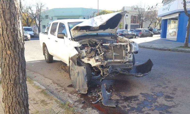 Una camioneta destrozada al chocar contra un colectivo