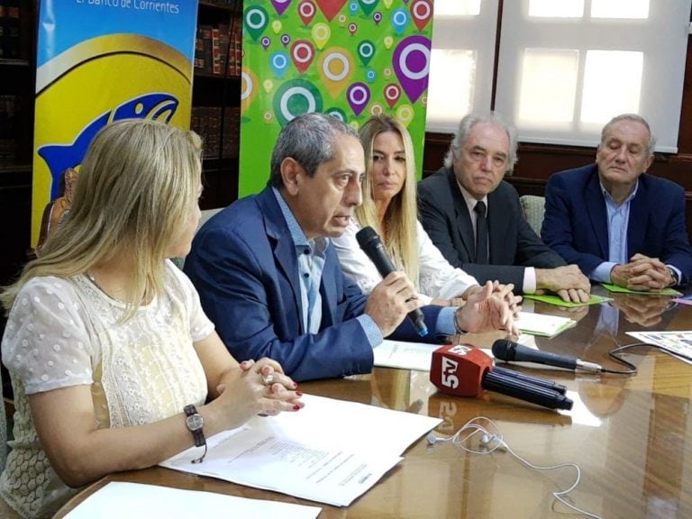 Presentación de la "Canasta Escolar" en el Ministerio de Hacienda.