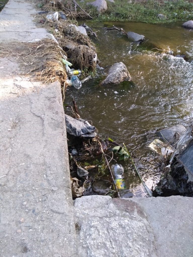 Basura en el arroyo Chicamtoltina de Alta Gracia