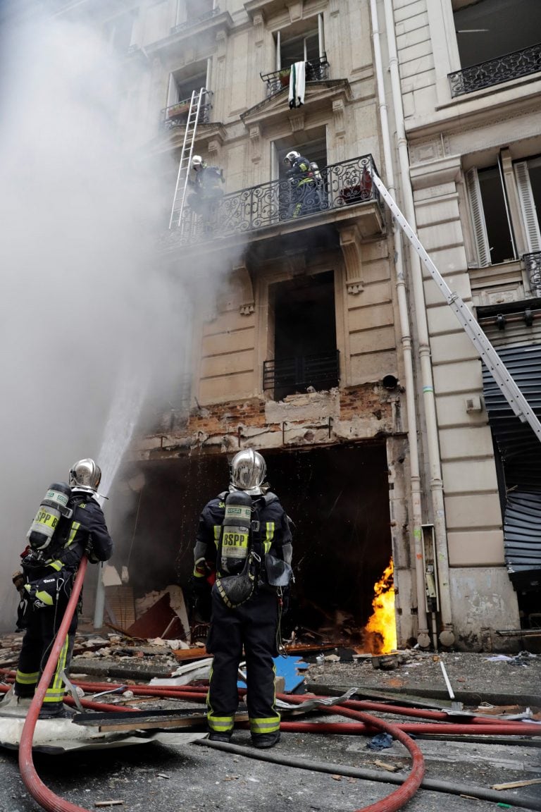 Por un escape de gas, explotó una panadería en el centro de París, Francia (AFP)