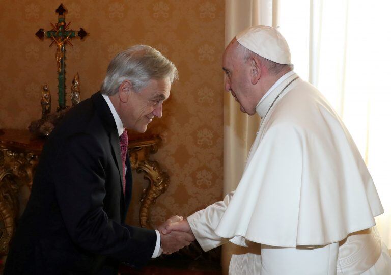 El Presidente de Chile Sebastián Pinera recibe al papa Francisco (Foto: REUTERS/Alessandro Bianchi/Pool)