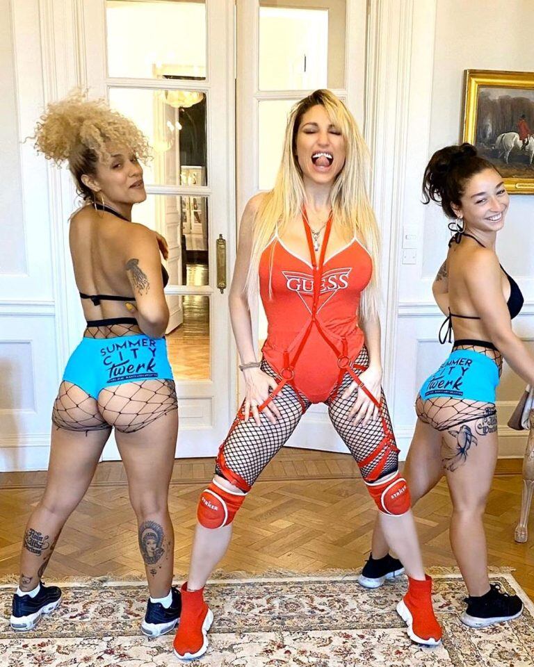 Vicky Xipolitakis levantó la temperatura con su infartante vestuario para hacer twerking