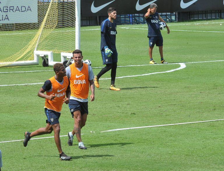 Los futbolistas colombianos Edwin Cardona (2do. desde izq.) y Wilmar Barrios (izq.) participan de un entrenamiento de Boca Juniors el 23/01/2018 en Buenos Aires, Argentina. Cardona, Barrios y Frank Fabra retornaron a los entrenamientos luego haber sido denunciados en la Justicia por agredir a dos mujeres en un hotel de Buenos Aires.

Foto: Enrique Cabrera/telam/dpa +++ dpa-fotografia +++ buenos aires Edwin Cardona wilmar barrios entrenamiento practica del equipo boca juniors futbol futbolistas jugadores entrenando