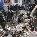 HOT01 ACEH (INDONESIA), 07/12/2016.- Miembros de los servicios de rescate trabajan en las labores de búsqueda de las víctimas tras el terremoto de 6,5 grados que sacudió hoy la provincia de Aceh, en el norte de Sumatra, Indonesia, hoy, 7 de diciembre de 2016. Las autoridades de Indonesia elevaron a 49 el número de muertos y a casi 500 el de heridos tras el seísmo. La región del movimiento telúrico es la misma en la que en 2004 un potente seísmo de entre 9,1 y 9,3 grados formó un tsunami en el océano Índico que mató a unas 230.000 personas en una docena de países, la mayoría de ellos en Aceh. EFE/HOTLI SIMANJUNTAK