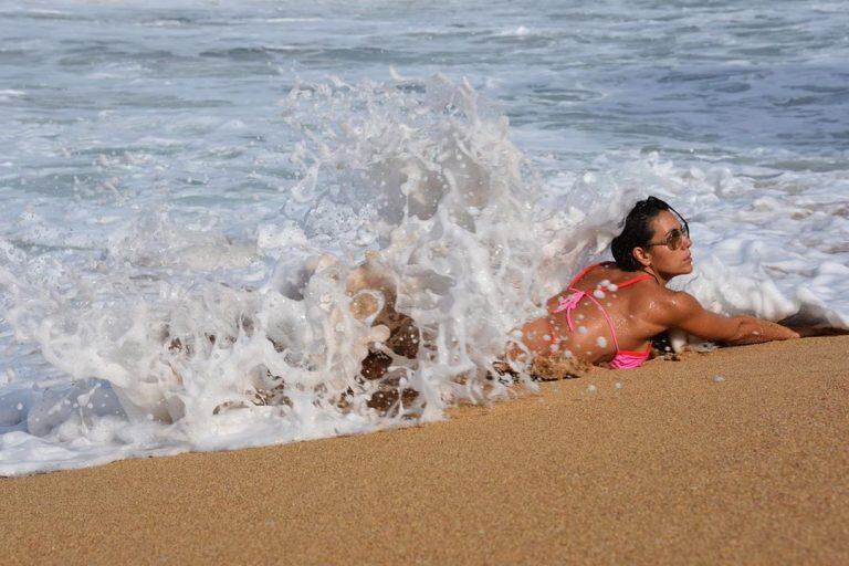 El divertido blooper de Floppy Tesouro en el medio de una sesión de fotos en el mar