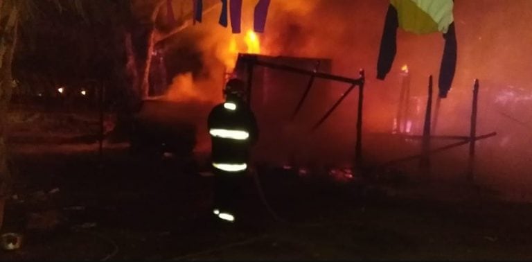 El fuego se propagó rápidamente por la vivienda. /foto: diario El Cuco