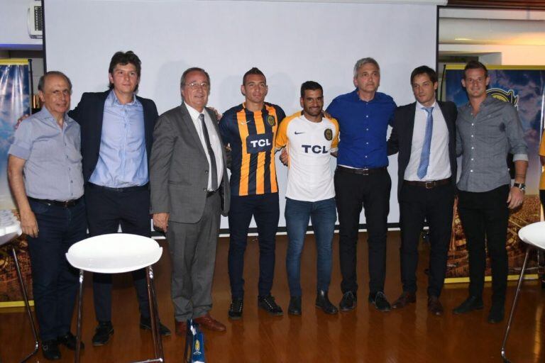 La cúpula canalla junto a los jugadores en la presentación.