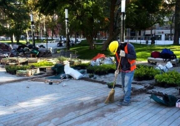 Últimos detalles en la remodelación de la Plaza San Martín.