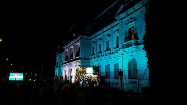 La concurrencia pudo seguir las alternativas de la marcha y su arribo a la plaza, en grandes pantallas, donde también se proyectó testimonios que hicieron blanco en las figuras de la dirigente Milagro Sala y el senador Guillermo Snopek.