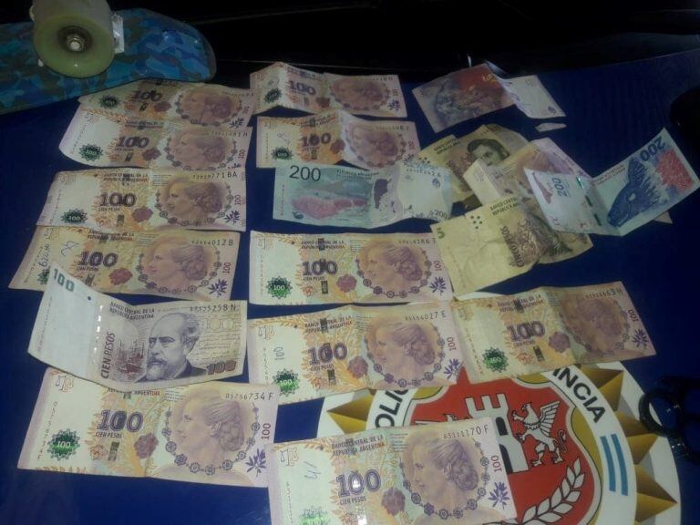 Dinero que el muchacho les mostraba al personal policial. Era una suma de $1800.