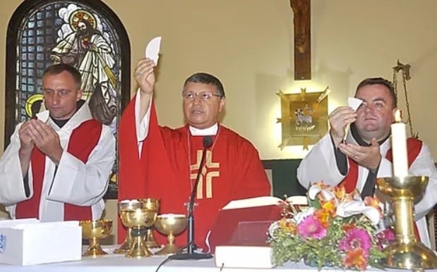 Franciscanos de Polonia celebrando la misa en Puerto Libertad, Misiones. (Página de la Parroquia Sagrado Corazón)