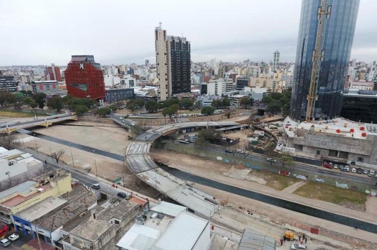 Schiaretti recorrió los puentes Gobernador Mestre y 25 de Mayo, próximos a inaugurarse en la ciudad Capital. (Prensa Gobierno)