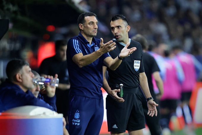 Lionel Scaloni, DT de la selección, ante Uruguay. (Prensa AFA).