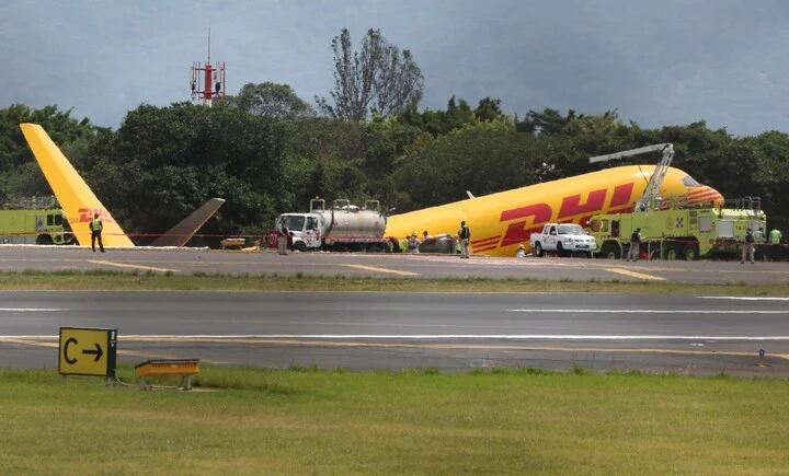 El Cuerpo de Bomberos debió socorrer a sus tripulantes y a la nave inmediatamente.