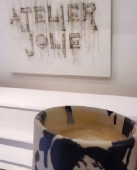 La taza de Owo en el Atelier Jolie de Angelina en Nueva York