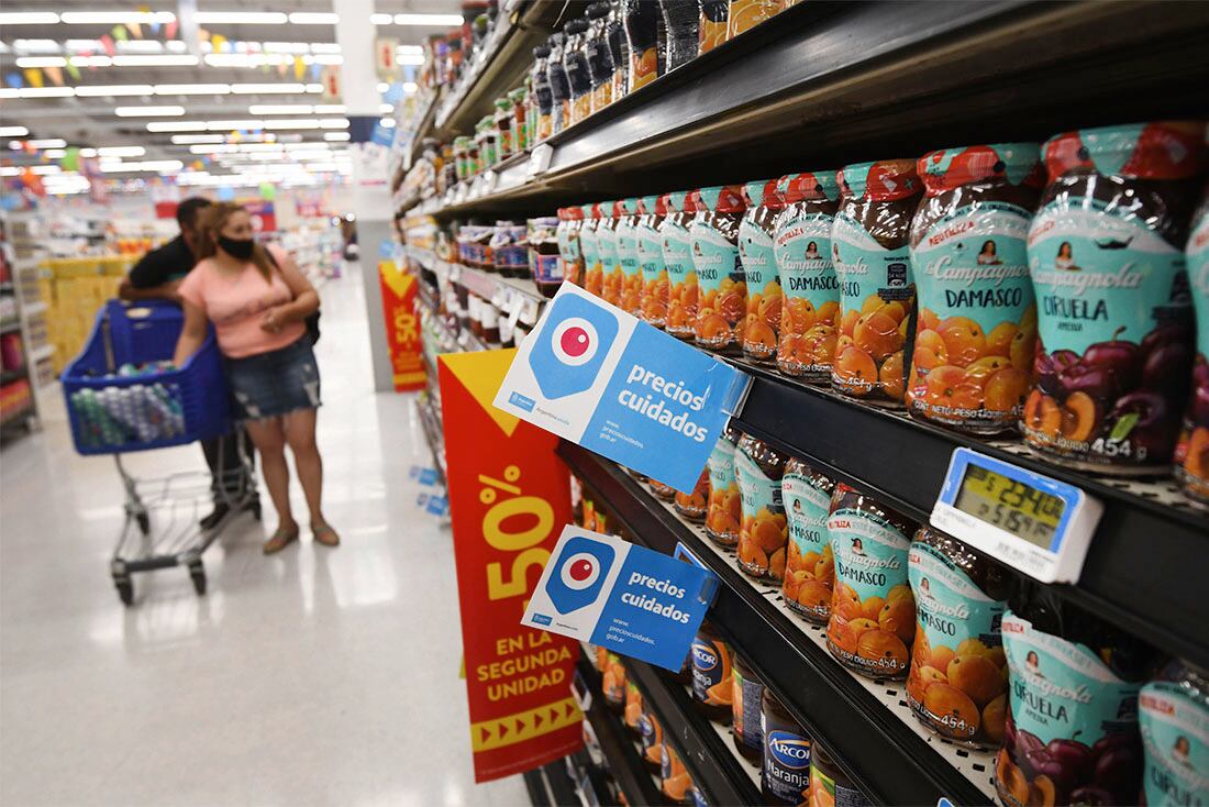 Mercadería en las góndolas de los supermercados y precios cuidados.
Mercadería en el Hipermercado HIPER Chango Mas de Guaymallén.