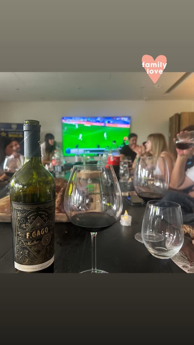 El vino de Fernando Gago en las historias de Vero Laffitte.