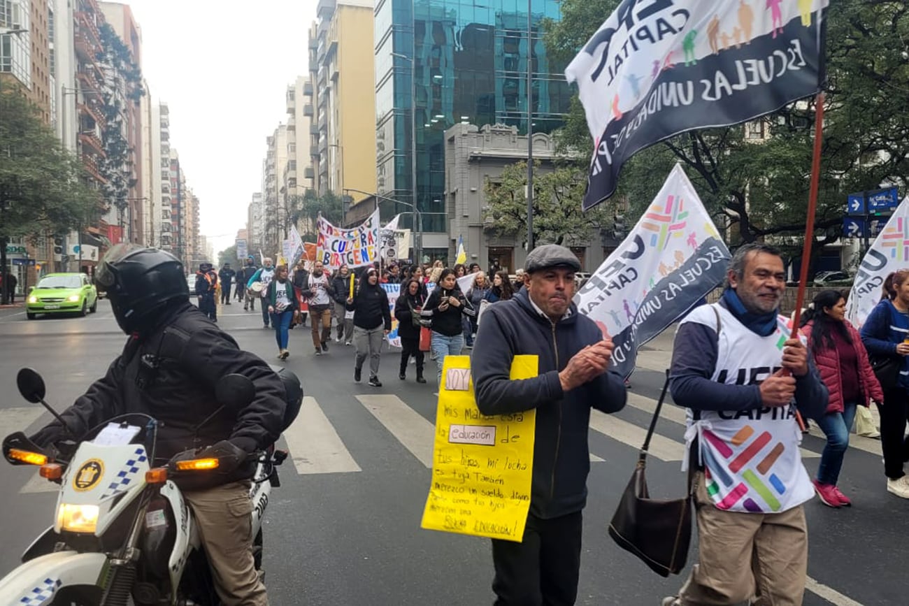 Segundo día de paro docente con movilización en Córdoba.