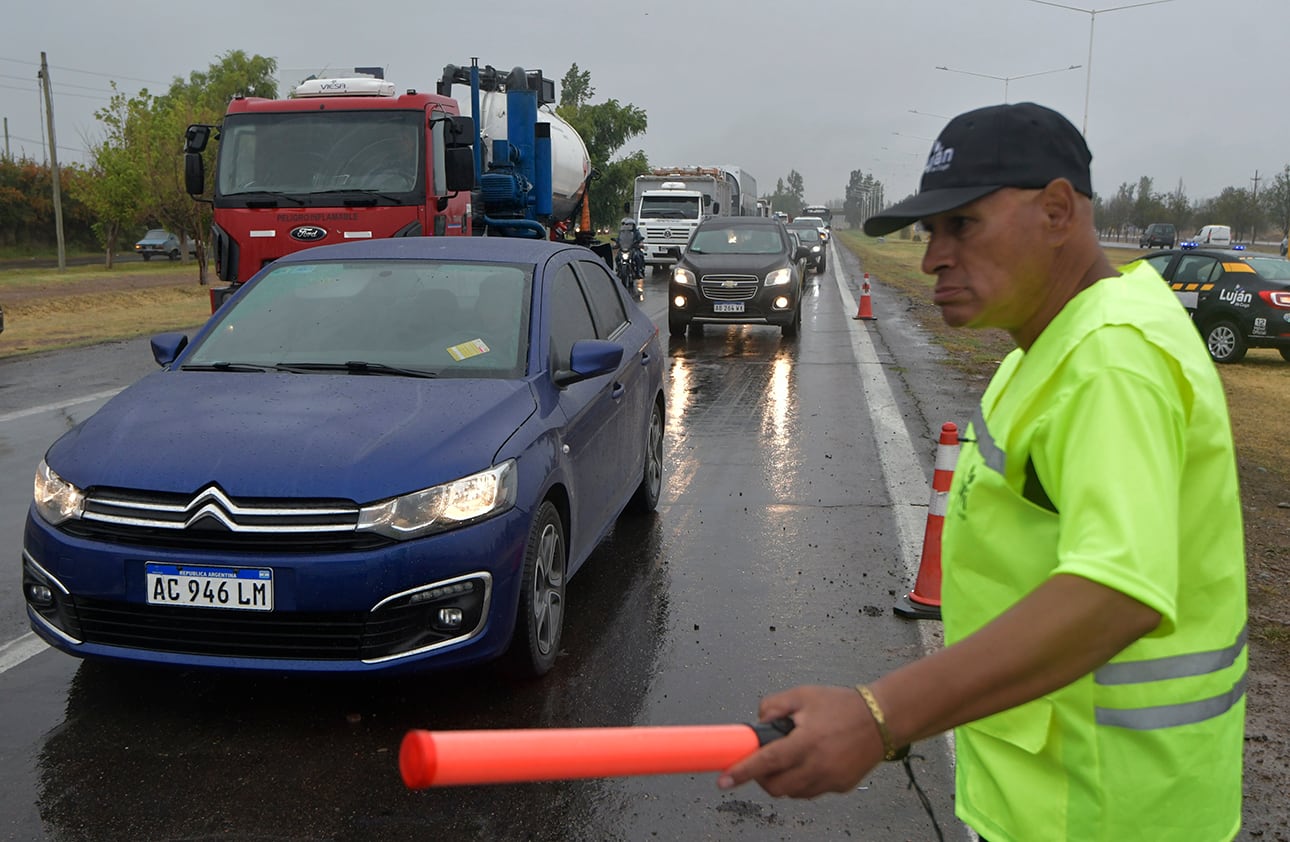 Accidente en el Acceso Sur, a la altura con calle Boedo, un micro con aproximadamente 22 pasajeros volcó y terminó en el cantero que divide ambos carriles. Dos mujeres sufrieron heridas menores

Foto: Orlando Pelichotti