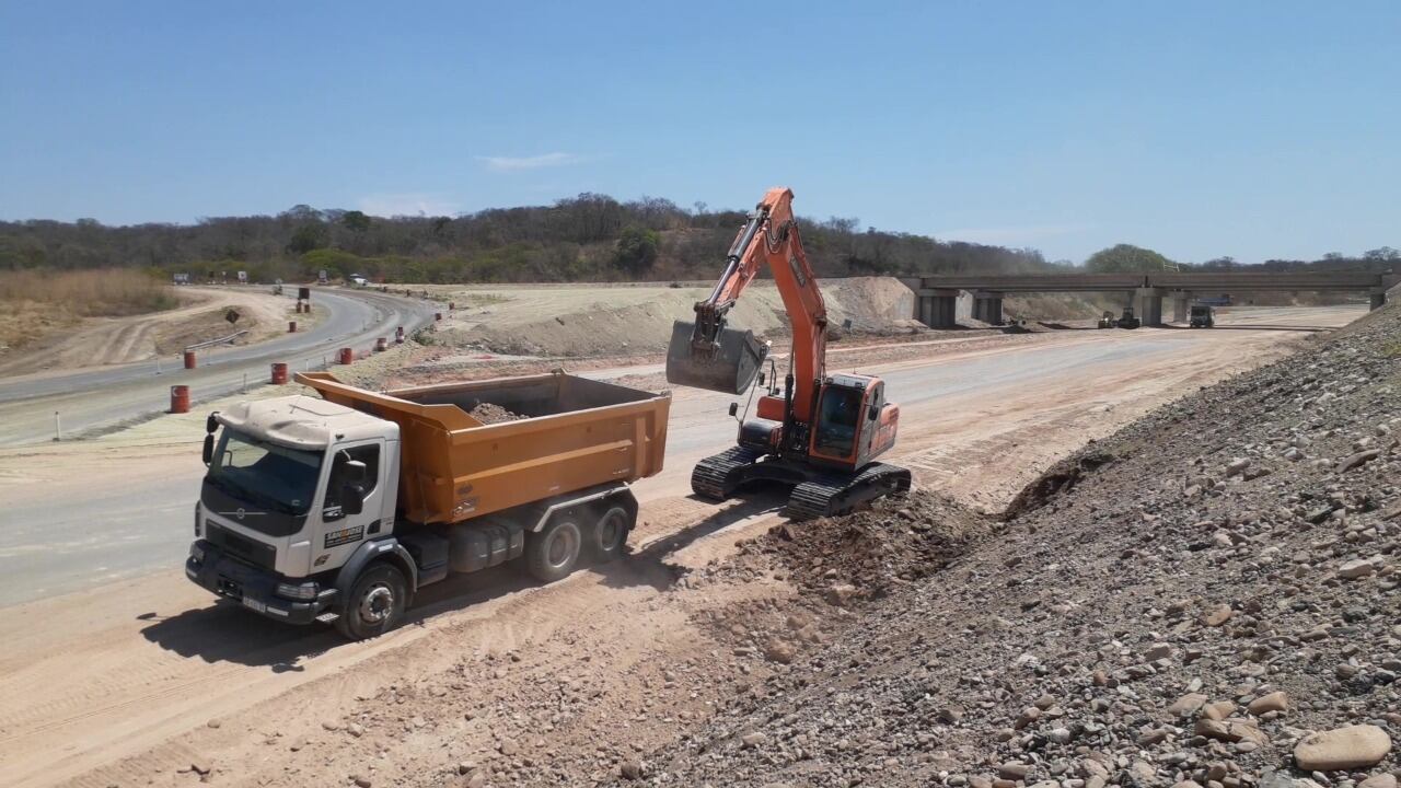 Los equipos trabajan en el desarrollo del sistema hidráulico mediante la construcción de alcantarillas y canales de desagüe.