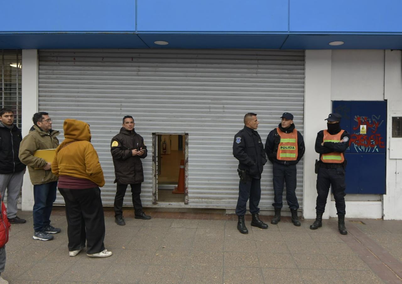 Comercios del Centro cierran ante el temor de intentos de saqueo - Orlando Pelichotti / Los Andes